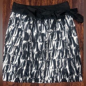 BANANA REPUBLIC WOMEN'S BLACK & WHITE GEOMETRIC PRINT WRAP SKIRT SIZE 4